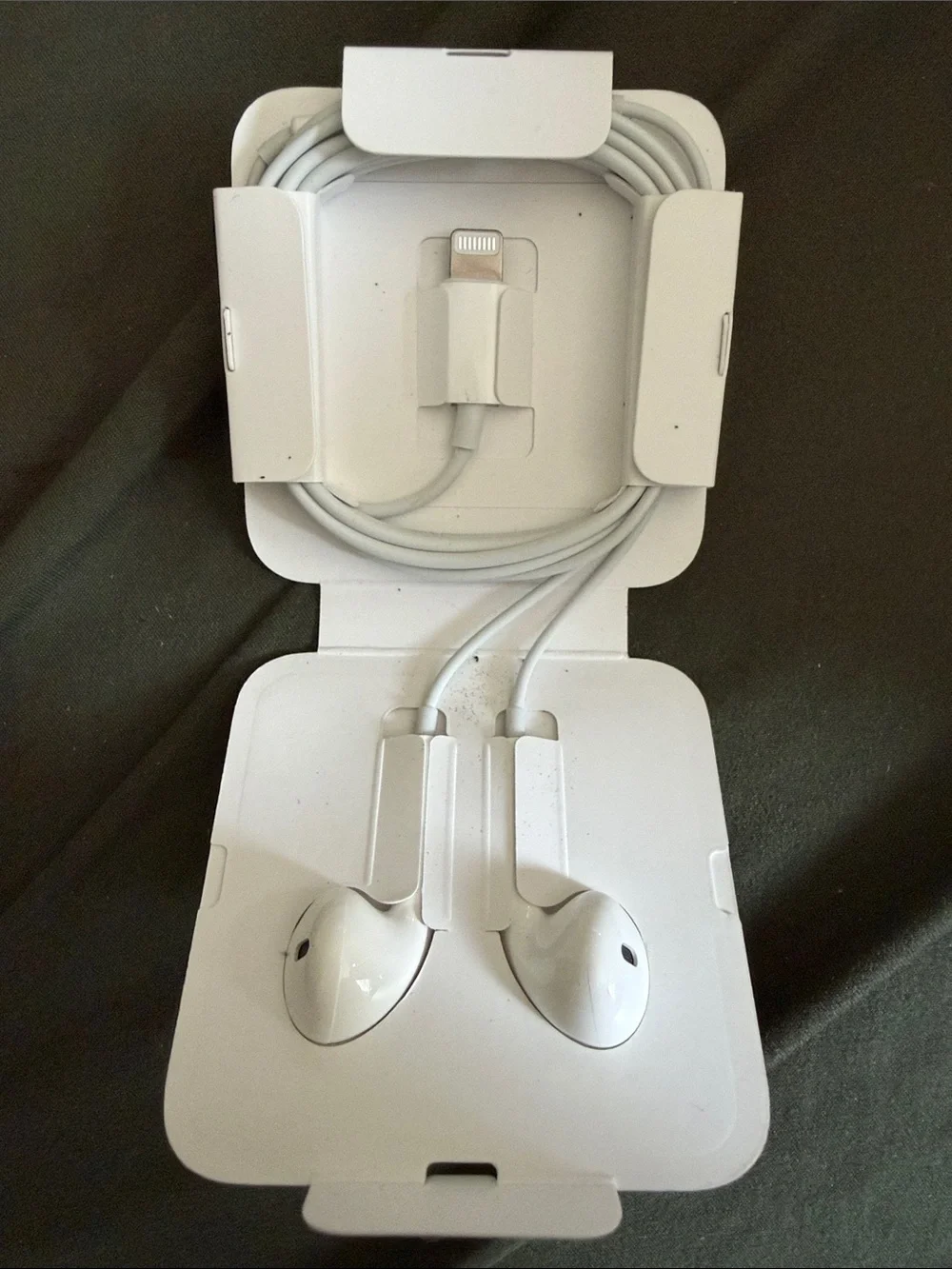 Apple White EarPods Wired Earbud Headphones Lightning Plug